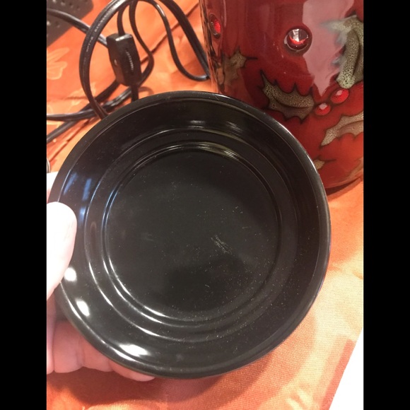 NWT Full size Scentsy Tart Warmer in a Christmas pattern. Box and bulb included. - Picture 6 of 12